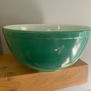Vintage Pyrex Primary Colors green nesting mixing bowl.